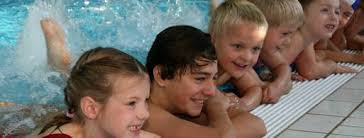 Spaß im Schwimmbad: \u0026quot;Schloss Einstein\u0026quot;-Schauspieler Lucas Leppert (2. von links) kann schon sehr gut schwimmen. Gestern hat er Grundschülern in Erfurt ...