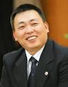 图片. 段永平曾以创立“小霸王”和“步步高”两个知名品牌而闻名全国。2001年，段永平