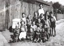 v.l.: Hubert Kraft, Elsbeth Schulz, Gertrud Schlender, Erika Höhn, Erhard Meyer, dahinter stehend Heinz Thom. Die Kindergartengruppe ca.1941/42 mit Tante ...