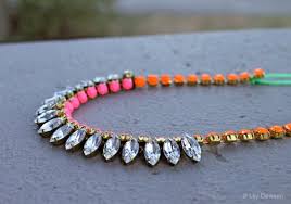 Lily Dawson neon necklace - EN | TheMAG - 1o2