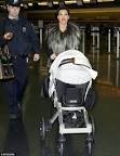 Kim Kardashian gives dating advice to young woman at airport