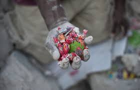 Dulce esperanza. Un niño enseña un puñado de dulces que se encuentran en un edificio colapsado por el terremoto de Haiti en Port-au-Prince el 27 de enero de ... - dulce-esperanza