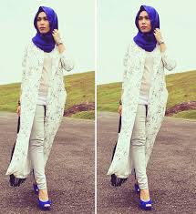 Bergaya Stylish dengan Padanan Hijab Ala Adlina Anis, Desainer ...
