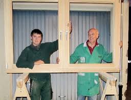 Evgenij Andreev und Franz Aichelmann mit der Siegerarbeit – dem zweiflügligen Holzfenster. Foto: privatFoto: Schwarzwälder-Bote. Kreis Rottweil.
