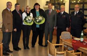 ... Elisabeth Janik-Toloczko, Rosemarie Baier, Caritas-Geschäftsführer Peter Rothausen, Wehrführer Frank Hartkopf, Kreisbrandmeister Frank-Peter Twilling ...