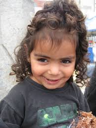 Kleines Mädchen in Curitiba, Brasilien, März 2008 von Christine Glatz - images?q=tbn:ANd9GcSy-GZK6NBn6Njol88_tgirIsKwcW2degGu_9CBVEbLk4lVZqRN