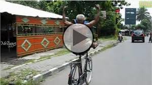 VIDEO: Kocak, Kakek di Bantul Ini Atraksi di Atas Sepeda - Tribun ...