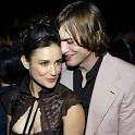 http://blog.jokeroo.com/wp-content/uploads/2011/09/Ashton-Kutcher_9.jpg