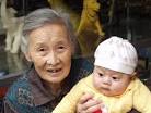 Grossmutter mit Enkelin / China von Julia Hecker-Schurig - 2796599
