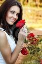 MULHER NO JARDIM DE FLOR QUE CHEIRA ROSAS VERMELHAS (clique para aumentar) - mulher-no-jardim-de-flor-que-cheira-rosas-vermelhas-thumb13755220