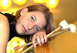 Daniela Schneider wurde 1974 in Würzburg geboren. Ihr Instrument wurde ihr sozusagen in die Wiege gelegt, denn ihre Eltern sind beide Schlagzeuger.