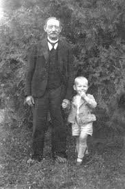 106-0054 Opa Friedrich mit seinem Enkel Fritz Adomeit im Garten.