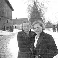 086-0002 Erika und Ursula Mielke 1940.- Sehr viel Schnee auf der Auffahrt zum Hof Wilhelm Mielke.