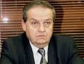 ...και κάνει ηλίθιες ερωτήσεις