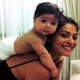 Juliana Paes posa com o filho
