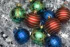 christmas baubles - via Daymix