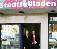 Der Stadtteilladen Giesing lobt einen Fotowettbewerb aus: Quartiersmanagerin Ulrike Lierow und Sven Beckmann, Geschäftsleiter von Hertie Giesing, ...