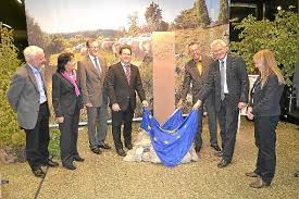 Die Enthüllung der Stele \u0026quot;LIFE rund ums Heckengäu\u0026quot; ( von links): Jörg Mauk (Regierungspräsidium Stuttgart), Claudia Stöckle (Kreis Calw), Roland Bernhard ...