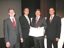 [Bild: privat --- Seit 25 Jahren ist Michael Metgenberg (Dritter von links) im Aufsichtsrat der Volksbank Meinerzhagen, seit 2003 Aufsichtsratsvorsitzender.