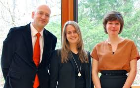Im Bild von links: EliteAkademie Geschäftsführer Dr. Thomas Wellenhofer, Linda Richter, Susanne Bruch. Die beiden Damen, die an der Universität Bayreuth ...