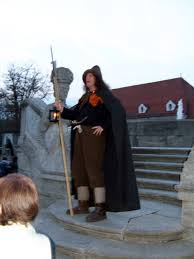 Der Bad Nauheimer Nachtwächter Werner Euler auf den Treppen des Sprudels.