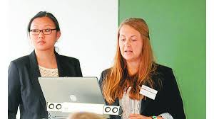 Die Studierenden Sira Schmidt (links) und Karolina Holeksa vom Siegerteam „Kommunikation hoch 5“. Bild: Sonja Irouschek. WILHELMSHAVEN PR-Konzepte nicht für ...