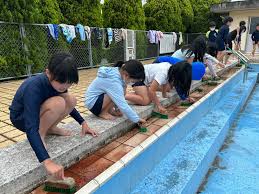 小学生　プール掃除|甲斐市