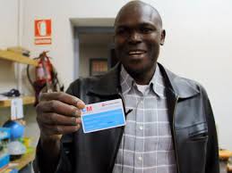 Emigrante con la tarjeta sanitaria