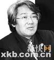 孟浩（右一）正在深圳火车站