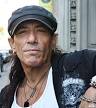 http://www.blogcdn.com/www.noisecreep.com/media/2009/12/stephen-pearcy-200-c-102309.jpg