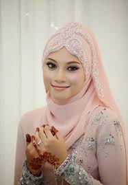 Intip Cara Memakai Jilbab Untuk Kebaya Pesta Masa Kini