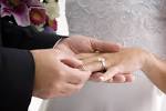 Hathaway's jewellery given by ex-fiance to be auctioned