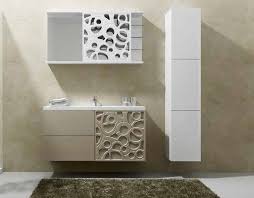 Desain Kamar Mandi Mewah dengan Kabinet Dinding Berwarna Putih ...