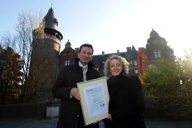 Henning Thomas Graf von Schwerin, Geschäftsführer von Schloss Krickenbeck, präsentiert das Zertifikat mit Karin Rogge vom TÜV Rheinland. - 121115-e1353316208774