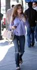 http://www.pursepage.com/wp-content/uploads/2009/02/isla-fisher-and-her-coach-sabrina-satchel-bag.jpg