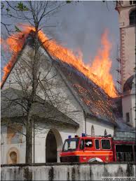 %name Fiemme, il vescovo di Trento consegna la Chiesa Santa Maria Assunta dopo il restauro e benedice la nuova bandiera della Magnifica Comunità di Fiemme