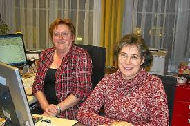 Gut lachen haben Stadtbücherei-Leiterin Elisabeth Fischer (links) und Mitarbeiterin Petra Lorleberg angesichts des anhaltenden Erfolgs der Bibliothek.