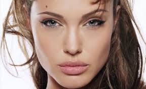 Angelina Jolie: eyeliner per occhi da gatta. giovedì, novembre 17th, 2011 | Filed under | Posted by Lucia Floria - Angelina-Jolie-occhi-di-gatta-300x183