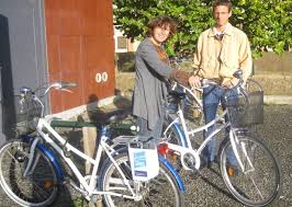 Marie-Régine Bardoux de La Maison de la Mobilité délivrait hier un vélo de courtoisie à Frédéric Payot, qui vient de déposer son cycle pour une révision. - 201010071572_zoom