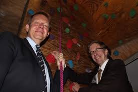 Bürgermeister Steffen Mues und Ludger Felbecker freuen sich auf die neue Kletterhalle ab Herbst 2013.