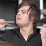 Als jongste van de vier bandleden is Spencer James Smith V verantwoordelijk ... - images?q=tbn:ANd9GcTRa_4NkAZp436cCQXCw2ujlqtWfWQc5nK4lLGwlU5HIzdYWnXIchBFV64