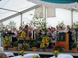 Die Gemeindelieder wurden in diesem Jahr von Chorleiter Matthäus Huth an der Orgel begleitet, ...