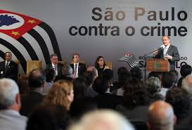 Menino de 17 anos &eacute; baleado ao sair da escola na zona leste de ...