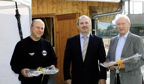 Frank Argast, Rainer König, Peter Böhme (von links) freuen sich über die neue Schankhütte des FC Steinen-Höllstein. Foto: Heiner Fabry. STEINEN.