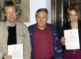 Dagmar Isele (rechts) und Karl-Heinz Friedrich (links) wurden von Ortsvorsteher Rudolf Zimmermann für 25-maliges Blutspenden geehrt. Foto: BZ