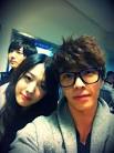 ... Desember denga n Sulli dan Sulli, Yesung hyung..” bersamaan dengan foto. - donghae_sulli_yesung_120102