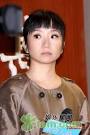陶晶莹风衣当裙露细腿表情严肃