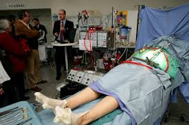 Der Kardiotechniker am Giessener Herzzentrum Johannes Gehron erklärt den Besucherinnen und Besuchern die Funktionsweise der ...