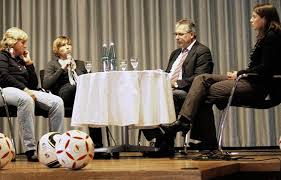 Thema Frauenfußball (von links): Birgit Bauer, Sandra Minnert, Peter Welz und Carolin Sosna in der Diskussion. Foto: SBFV. FUSSBALL (BZ).