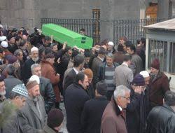 Erzurum\u0026#39;da bıçaklanarak hunharca öldürülen Yunus Aydemir gözyaşlarıyla uğurlandı. Cenaze namazına acılı yakınları ile çok sayıda Erzurumlu katıldı. - bıçaklı%20dehşet%203